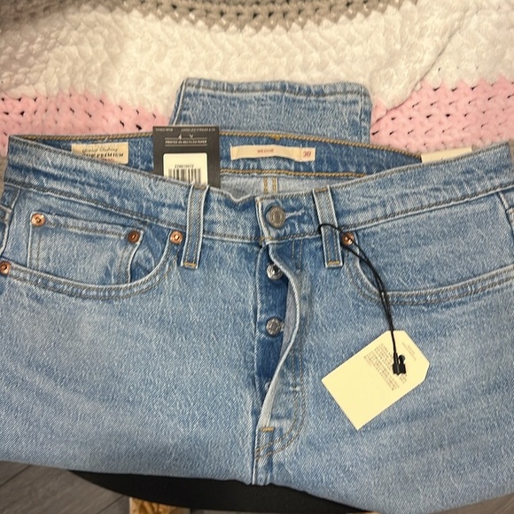 Levi size 30 Women Jeans NWT - Picture 3 of 3